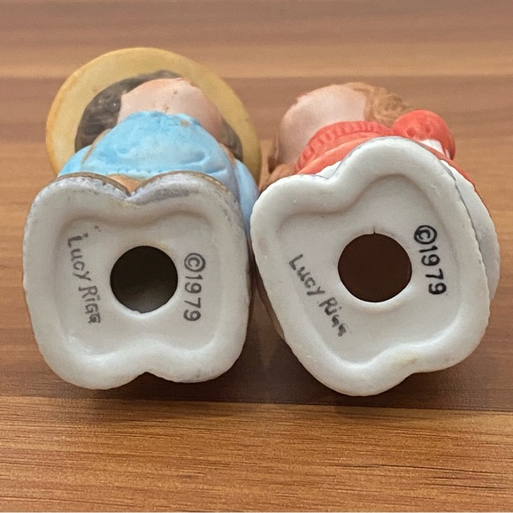 Pair of Vintage 1979 LUCY RIGG Adorable Kissing Boy & Girl Figurine Kitsch - Picture 12 of 15